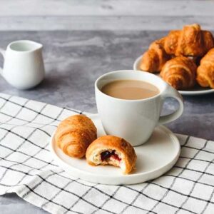 Café con Mini Croissants Dulces